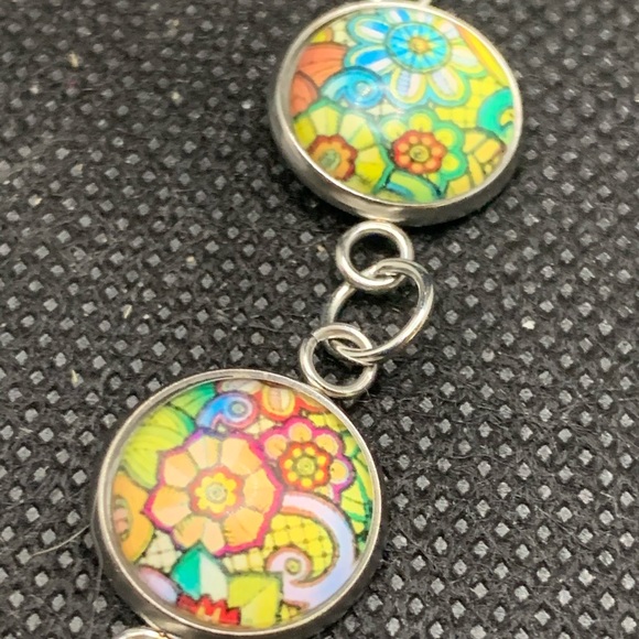 SOLD ELSEWHERE‼️ Floral-Themed Bracelet in Spring Colors with Dangly Star Chain - Picture 8 of 9